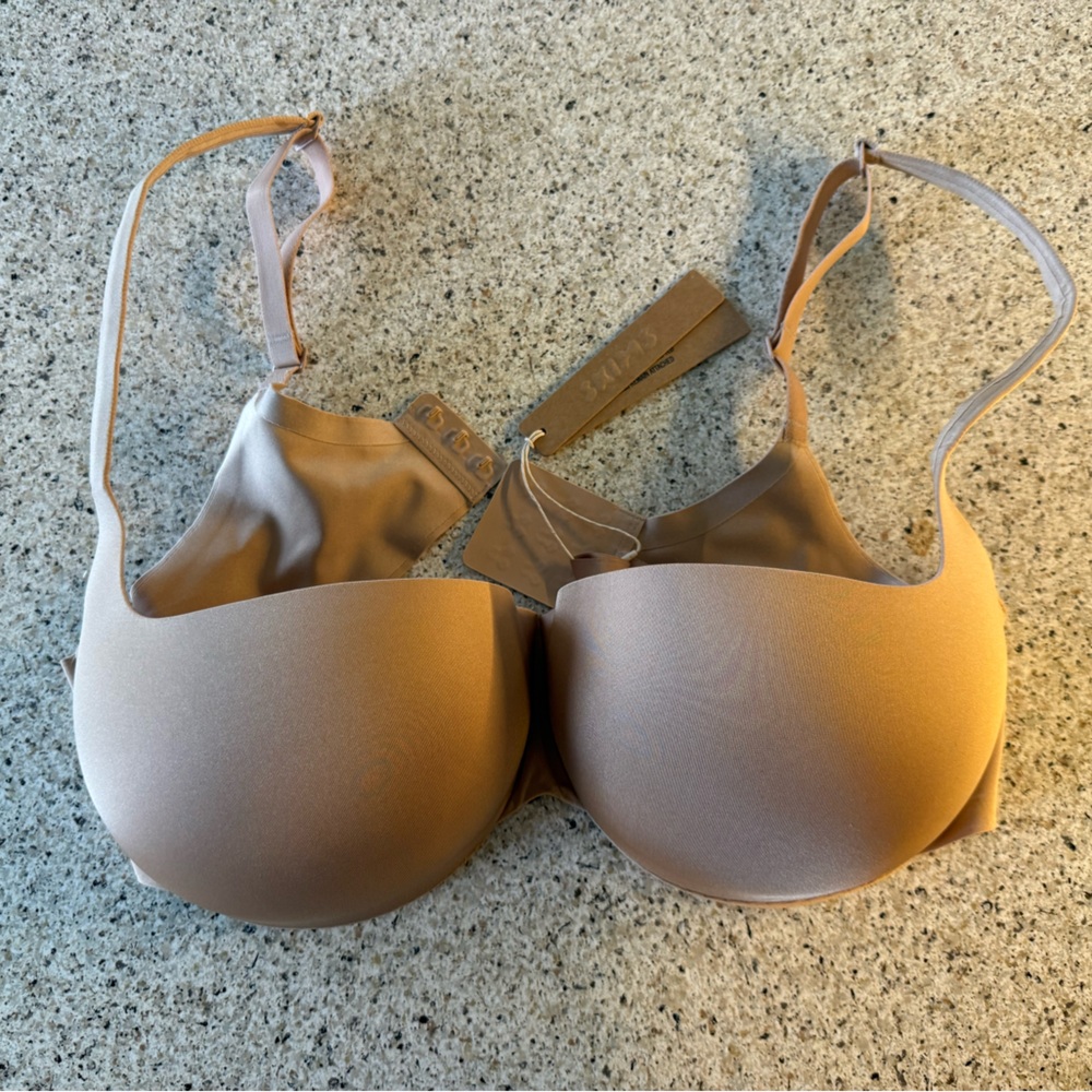 SKIMS Nude Strapless Adhesive Bra - Picture 2 of 5